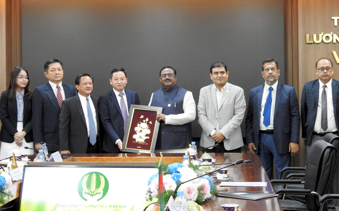Ông Nguyễn Huy Hưng, Chủ tịch HĐQT VINAFOOD II tặng quà lưu niệm cho Bộ trưởng Bộ Lương thực Bangladesh.