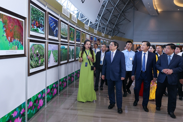 Thủ tướng cùng các đại biểu tham quan triển lãm ảnh về vùng Đông Nam Bộ. Ảnh: VGP/Nhật Bắc.
