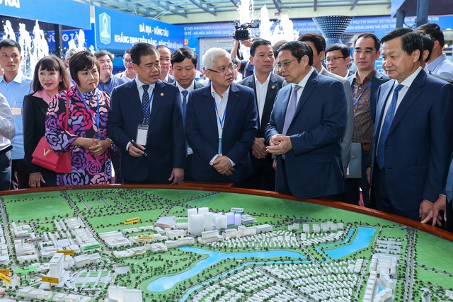 Thủ tướng xem không gian quy hoạch thành phố mới Bình Dương. Ảnh: VGP/Nhật Bắc.