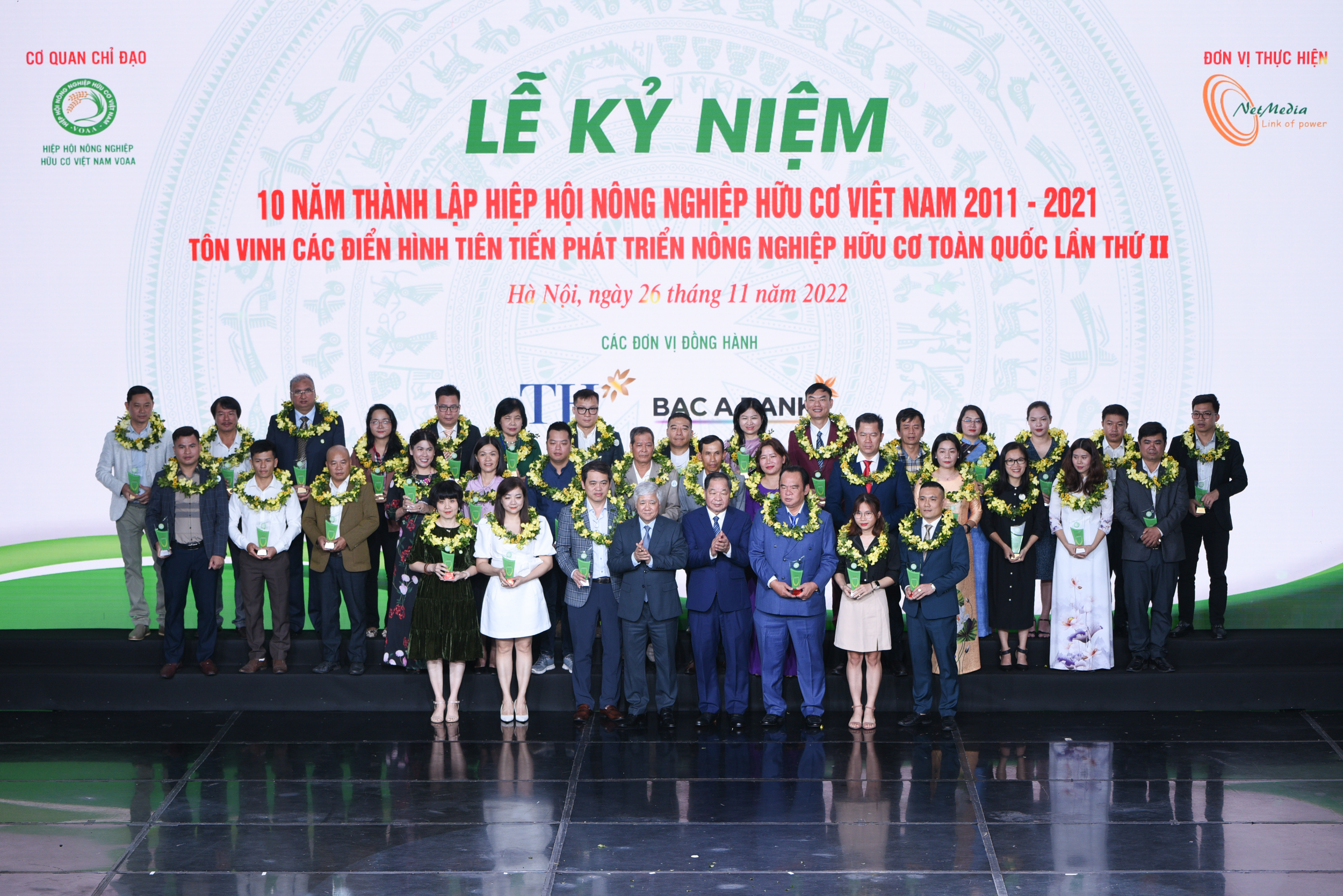 Các đơn vị được nhận Cúp 'Sản phẩm hữu cơ vì sức khỏe cộng đồng' tại sự kiện. Ảnh: Tùng Đinh.