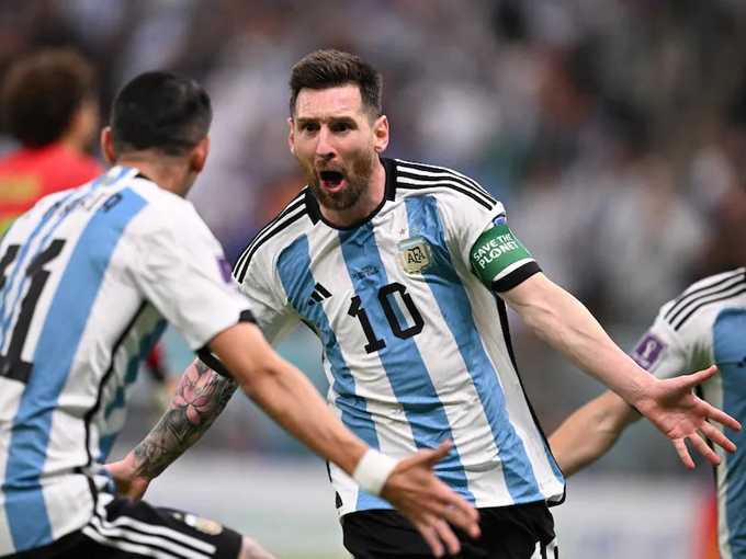 Cú nã đại bác siêu hạng của Lionel Messi cứu rỗi Argentina. Ảnh: Dailymail.