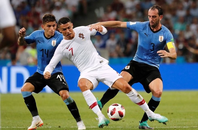 Cristiano Ronaldo sẽ bị chăm sóc kỹ càng trong trận đấu với Uruguay. Ảnh: Dailymail.
