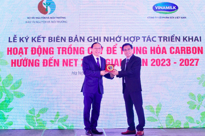 Thay mặt lãnh đạo Bộ TN-MT, Thứ trưởng Lê Công Thành trao tặng Biểu trưng của Bộ TN-MT cho Vinamilk.