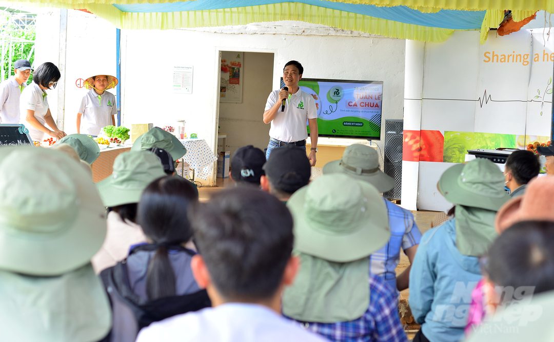 Đông đảo bà con nông dân khu vực huyện Đức Trọng và huyện Đơn Dương (Lâm Đồng) tham gia tuần lễ cà chua do Công ty TNHH Rijk Zwaan Việt Nam tổ chức. Ảnh: Minh Hậu.