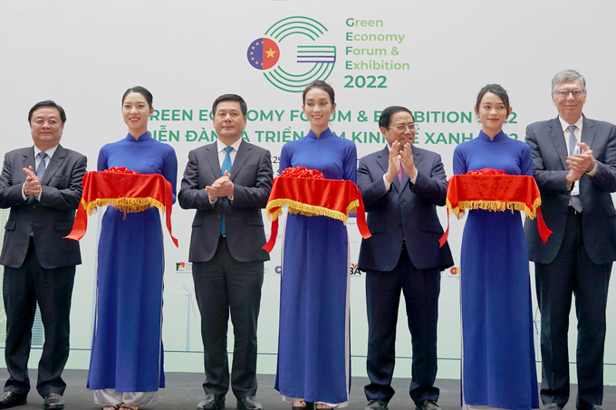 Thủ tướng Chính phủ và các đại biểu cấp cao cắt băng khai mạc Diễn đàn và Triển lãm Kinh tế xanh 2022. Ảnh: Nguyễn Thủy.
