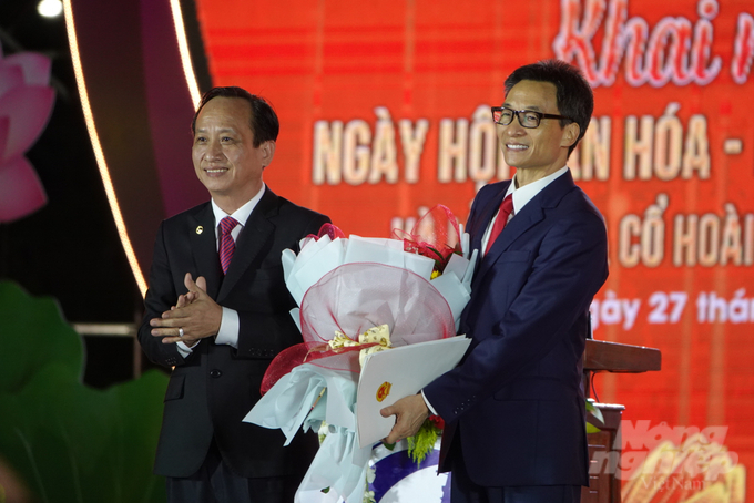 Chủ tịch UBND tỉnh Bạc Liêu Phạm Văn Thiều tặng hoa và gửi lời cảm ơn Phó Thủ tướng Chính phủ Vũ Đức Đam. Ảnh: TL.