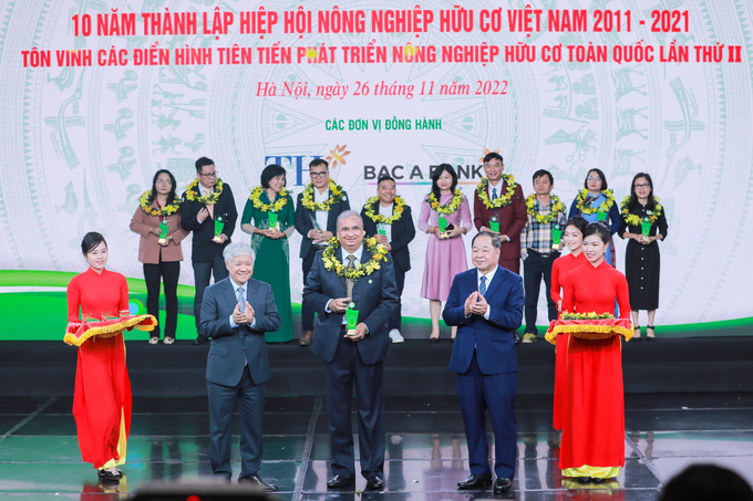 Đại diện Tập đoàn TH nhận Cúp hữu cơ cho sản phẩm, thương hiệu sữa hữu cơ tại Lễ tôn vinh điển hình tiên tiến phát triển nông nghiệp hữu cơ toàn quốc lần thứ II diễn ra sáng 26/11/2022.