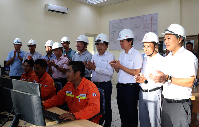 Lãnh đạo EVNNPT cùng các đơn vị tham gia dự án chứng kiến thời khắc đóng điện TBA 500kV Vân Phong và đấu nối.