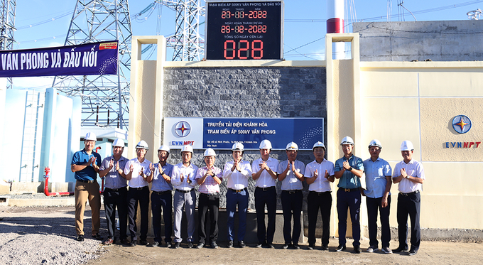 Lãnh đạo EVNNPT và các đơn vị tham gia dự án tại đồng hồ đếm ngược được lắp đặt tại TBA 500kV Vân Phong.