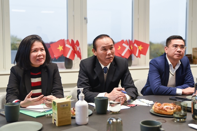 Thứ trưởng Phùng Đức Tiến và ông Lê Văn Hải (bên phải) - Tổng Giám đốc Công ty Dinh dưỡng và Chăn nuôi Hải Thịnh trong buổi thăm và làm việc tại Công ty DanBred.