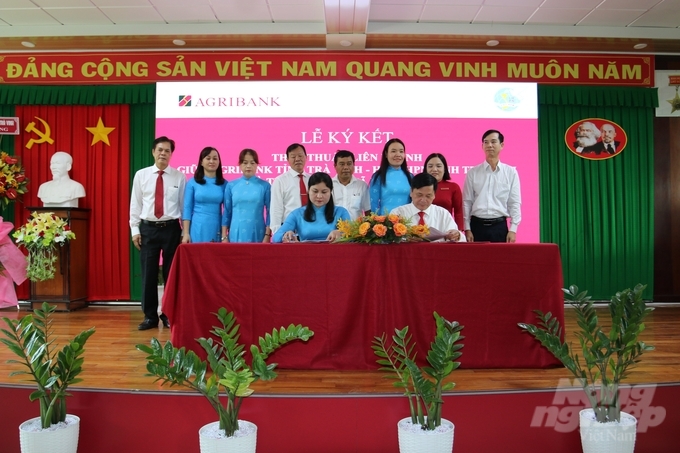 Lễ ký kết thỏa thuận liên ngành giữa Ngân hàng Agribank chi nhánh tỉnh Trà Vinh và Hội Liên hiệp phụ nữ tỉnh. Ảnh: Minh Khương.