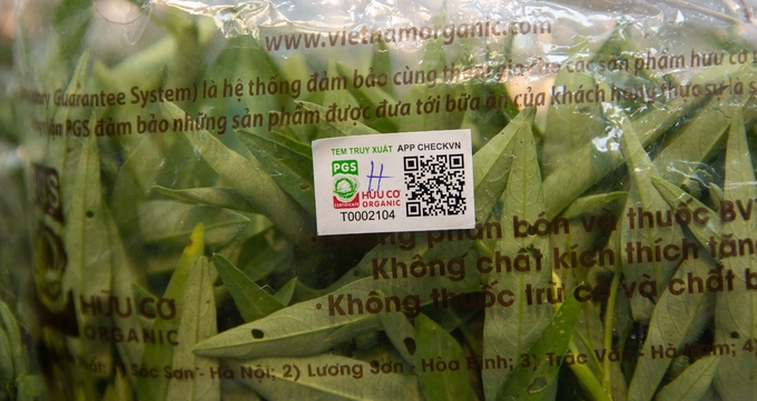 The products are marked with traceability stamps and certified organic PGS.