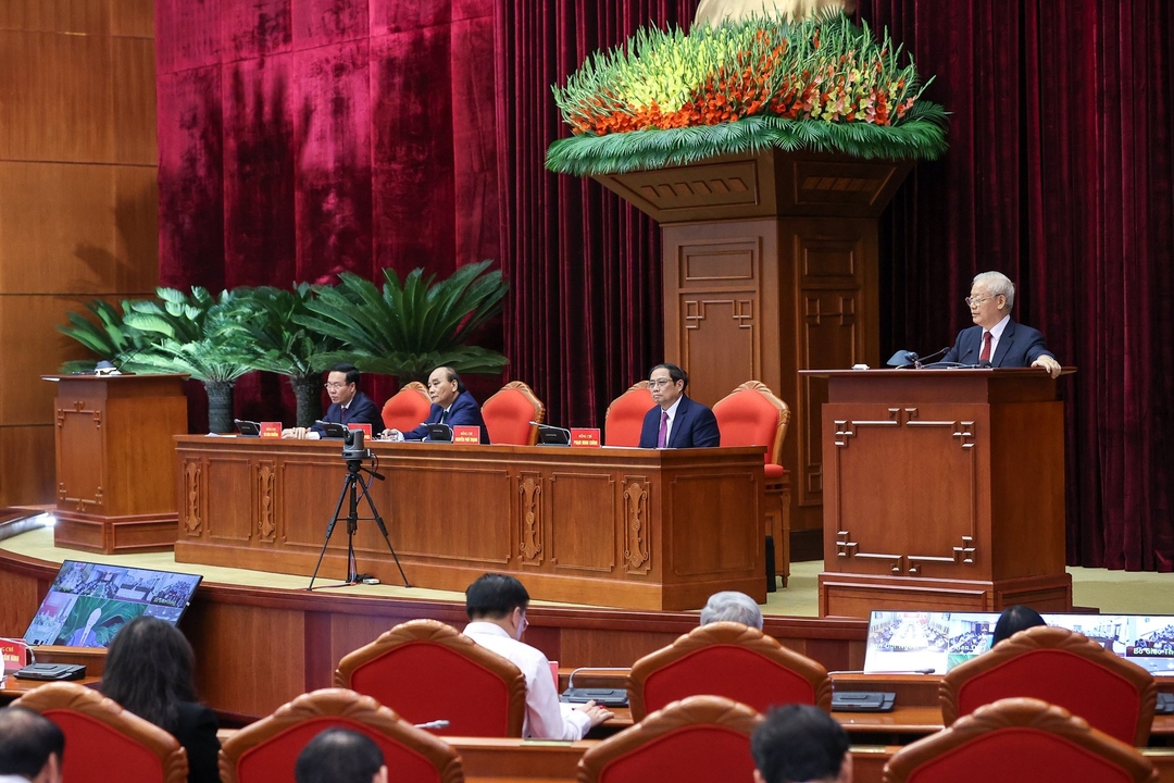  Party Ge Party General Secretary Nguyen Phu Trong (standing) chaired a national hybrid conference on November 29 to disseminate and launch the implementation of the 13th-tenure Politburo’s Resolution 30-NQ/TW on orientations for socio-economic development and defence - security safeguarding in the Red River Delta to 2030 with a vision to 2045.