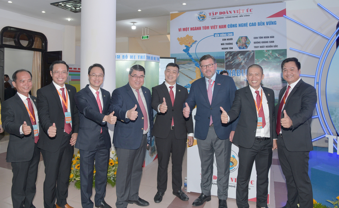 Các đại biểu đứng trước gian hàng trưng bày của Việt Úc trong Hội nghị xúc tiến đầu tư tỉnh Bạc Liêu năm 2022.