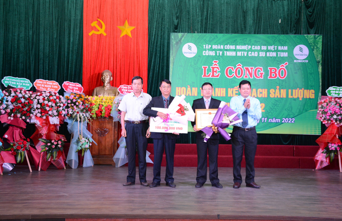 Lãnh đạo Tập đoàn Công nghiệp Cao su Việt Nam tặng Bằng khen và phần thưởng cho lãnh đạo Công ty Cao su Kon Tum.
