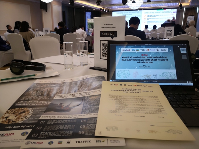 Businesses discuss and sign statements supporting the fight against illegal wildlife trade. Photo: Hai Nam.