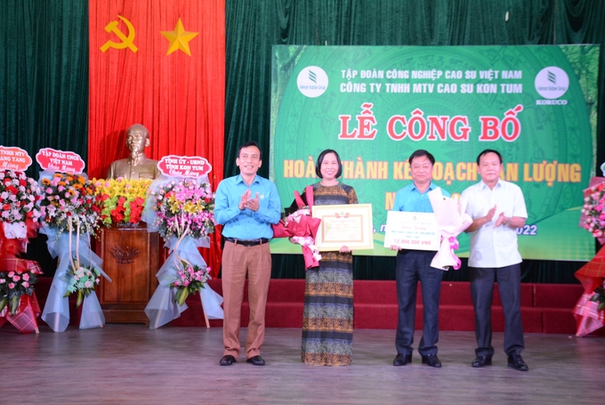 Lãnh đạo Công đoàn Cao su Việt Nam thặng thưởng cho tập thể và cá nhân Công ty Cao su Kon Tum.