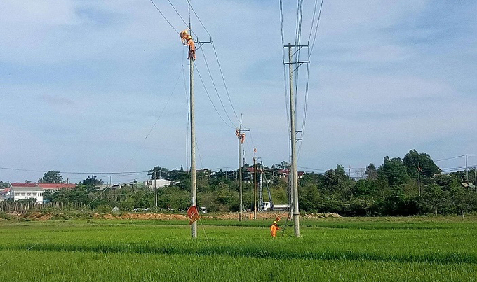 PC Đắk Nông ứng dụng công nghệ sửa chữa điện hotline (sửa chữa điện không cần cắt điện) giảm thiểu thời gian mất điện của khách hàng. Ảnh: Tâm An.