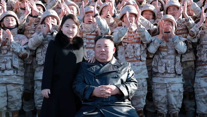 Cha con Chủ tịch Kim Jong-un chụp ảnh cùng các binh sỹ quân đội.