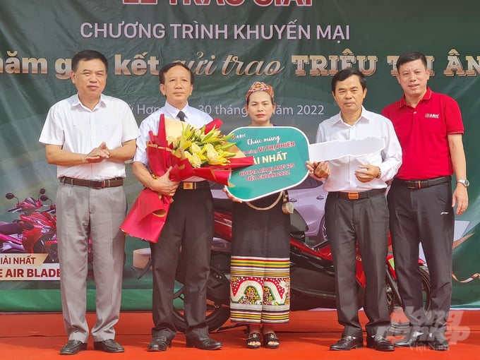 Ban Tổ chức trao giải Nhất là một chiếc xe máy Honda AirBlade 125 bản tiêu chuẩn 2022, trị giá 50 triệu đồng cho bà Vi Thị Phiên. Ảnh: Việt Khánh.