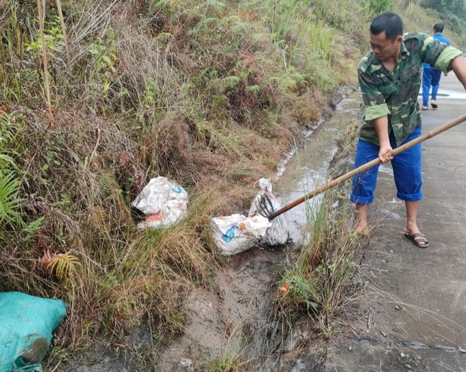 Hành vi xả rác thải vào công trình thủy lợi là vấn nạn thường xuyên xảy ra ở Hà Tĩnh. Ảnh: Tâm Phùng.