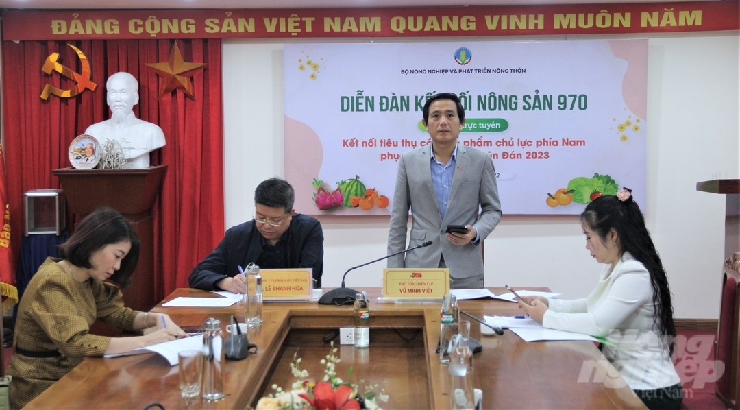 Hình ảnh tại đầu cầu Báo Nông nghiệp Việt Nam (số 14 Ngô Quyền, Hoàn Kiếm, Hà Nội).