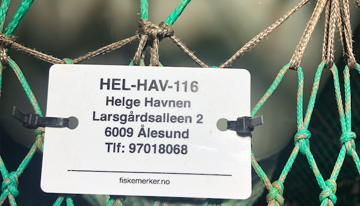 Mỗi một chiếc bẫy cua nâu Na Uy đều phải gắn tem in họ tên, số điện thoại, địa chỉ của chủ nhân. Ảnh: Công ty Arctic Seafood Norway AS.