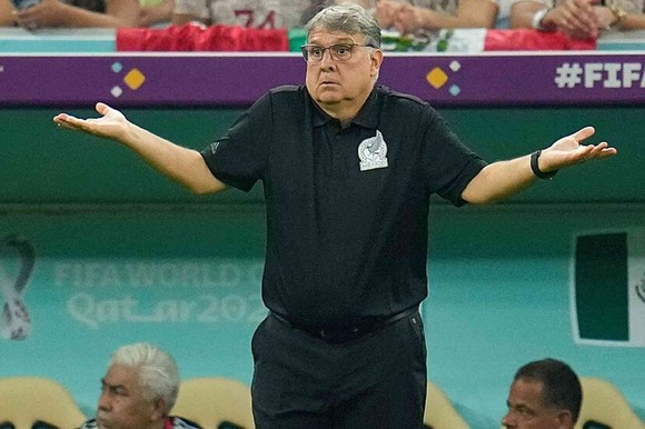 HLV Gerardo Martino từ chức ngay lập tức sau thất bại tại World Cup 2022. Ảnh: Mirror.