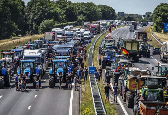 Hàng chục nghìn nông dân Hà Lan biểu tình phản đối kế hoạch cắt giảm phát thải của chính phủ gây tê liệt hệ thống giao thông. Ảnh: AP