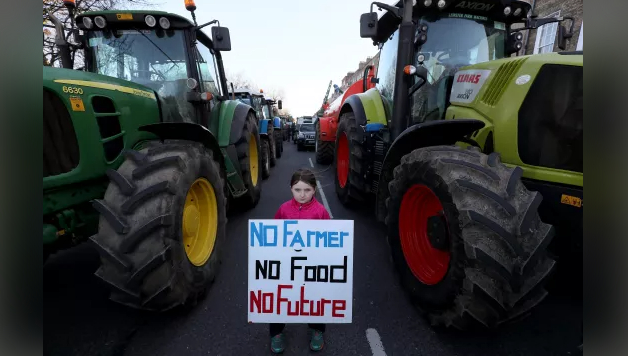 Nông dân Hà Lan lái máy cày ra các thành phố phản đối kế hoạch cắt giảm phát thải của chính, họ mang các pano với thông điệp: Không có nông dân, không có thực phẩm, không có tương lai!