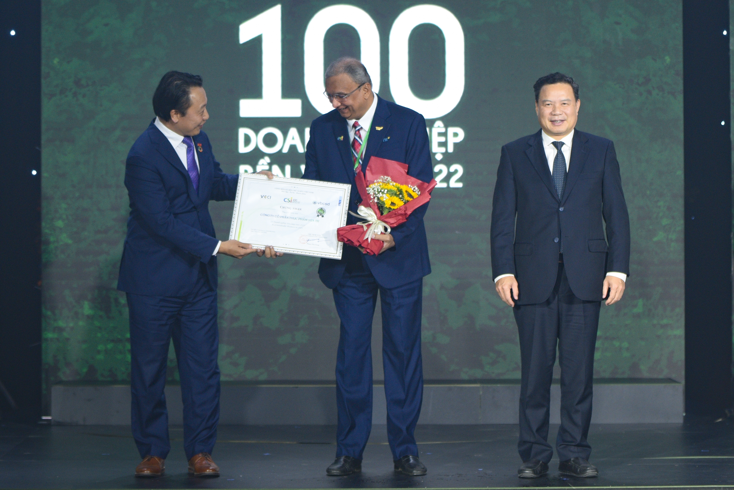 Công ty CP Thực phẩm sữa TH thuộc Tập đoàn TH được biểu dương Top 100 doanh nghiệp bền vững Việt Nam 2022. Ảnh: Tùng Đinh.