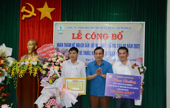 Công đoàn Cao su Việt Nam khen thưởng Công ty Cao su Chư Mom Ray.