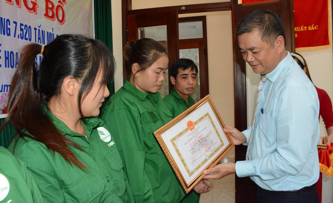 Các cá nhân xuất sắc được Công ty Cao su Chư Mom Ray tặng giấy khen.