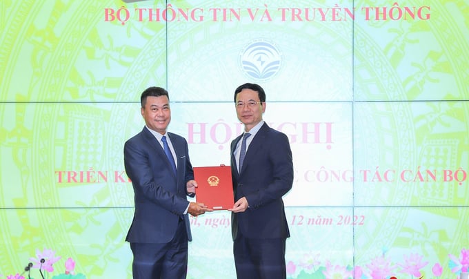 Ông Nguyễn Văn Bá nhận quyết định điều động làm Tổng biên tập Báo VietNamNet.