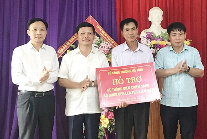Sở Công thương hỗ trợ hệ thống đèn chiếu sáng cho xã Hương Lâm, huyện Hương Khê.