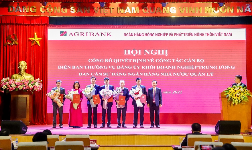 Công bố các Quyết định của Thống đốc NHNN Việt Nam. Ảnh: Agribank.