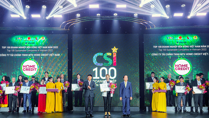 Bà Anastasia Fokina, Giám đốc Hỗ trợ Kinh doanh và Chuyển đổi số Home Credit đại diện công ty nhận giải Top 100 doanh nghiệp bền vững chương trình CSI 2022 (CSI 100).