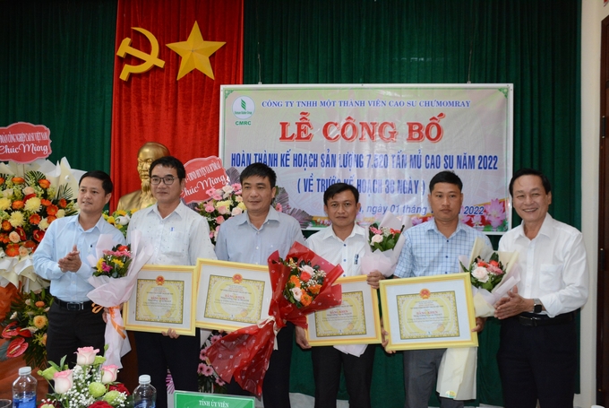 Lãnh đạo Tập đoàn Công nghiệp Cao su Việt Nam trao phần thưởng cho tập thể, cá nhân Công ty Cao su Chư Mom Ray.