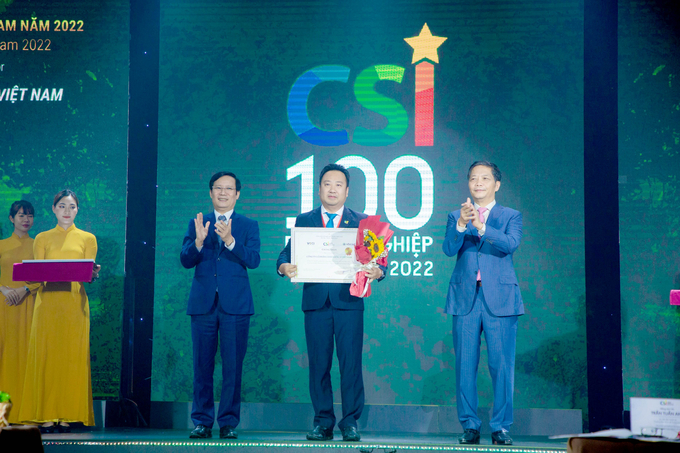 Ông Worawit Arunraksa đại diện C.P. Việt Nam nhận giải Top 10 Doanh nghiệp bền vững lĩnh vực sản xuất.