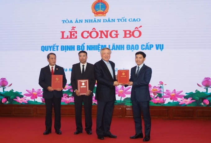 Chánh án TAND Tối cao Nguyễn Hòa Bình trao quyết định bổ nhiệm nhà báo Trần Đức Vinh (ngoài cùng bên phải) giữ chức Tổng biên tập Báo Công lý.