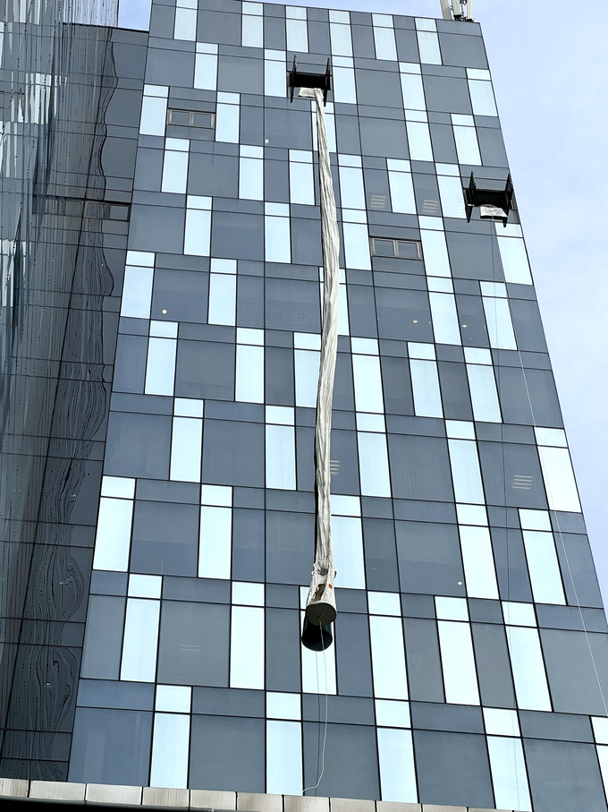 Triển khai ống trượt thoát hiểm từ tầng cao của PV GAS Tower.