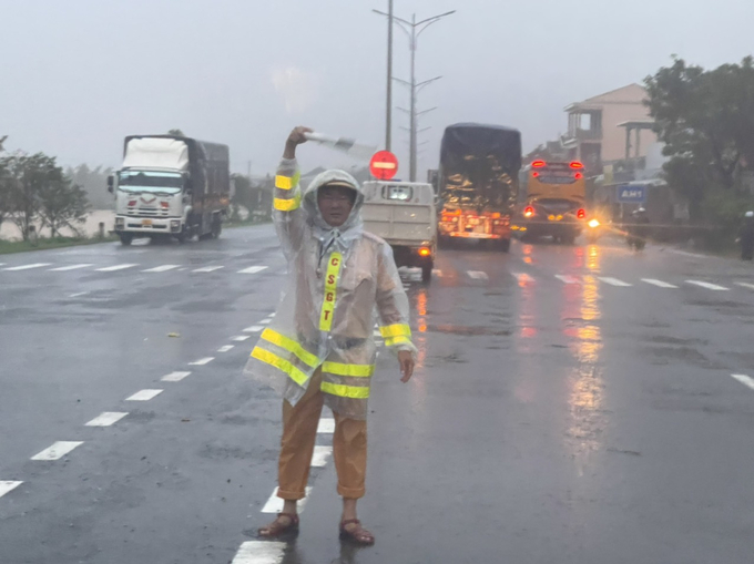 Nhiều phương tiện giao thông bị buộc quay đầu vì tuyến Quốc lộ 1A bị ngập sâu. Ảnh: CAH.