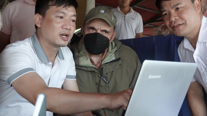 Cán bộ trạm quan trắc nước mặt ở tỉnh Trà Vinh giới thiệu với đoàn công tác Ngân hàng Thế giới về cách sử dụng dữ liệu để theo dõi tình hình trên sông Mê Kông. 
