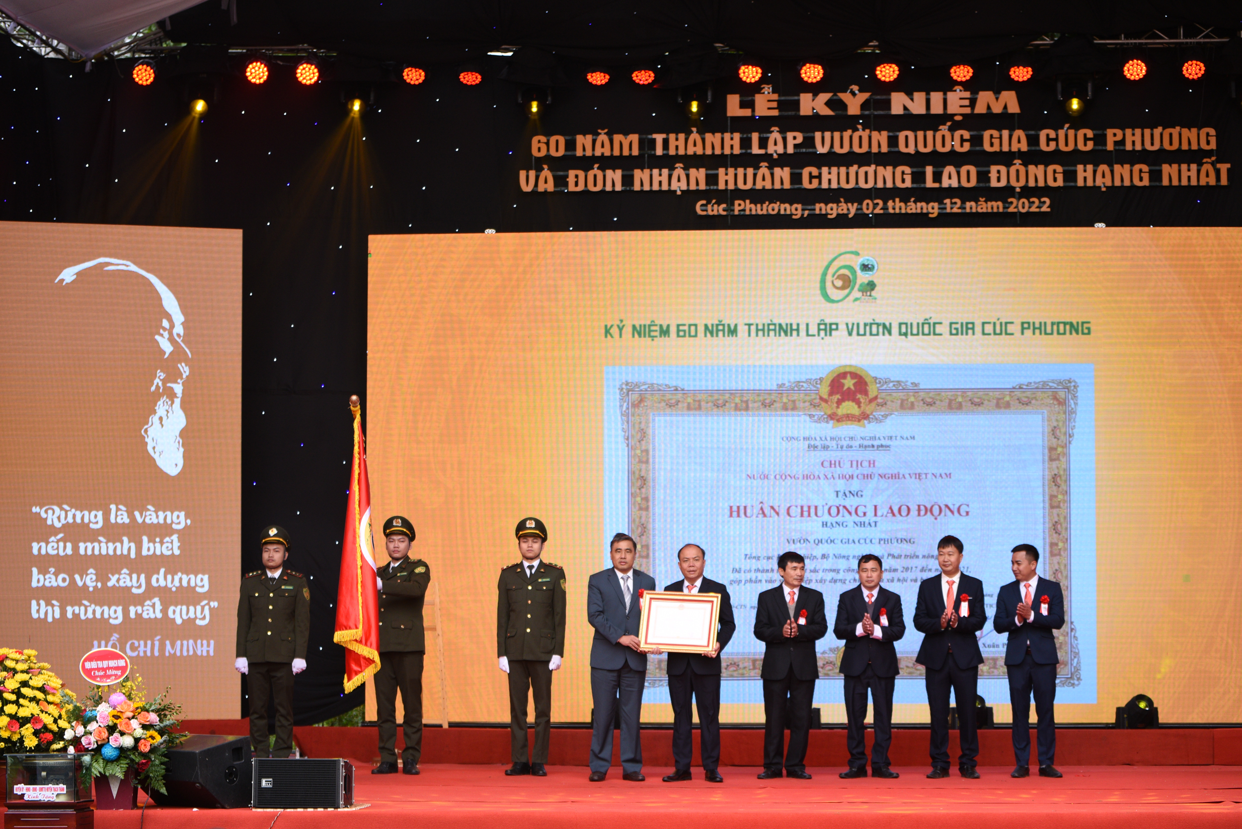 Thừa ủy quyền của Chủ tịch nước, Thứ trưởng Nguyễn Quốc Trị trao Huân chương Lao động hạng Nhất cho Tập thể VQG Cúc Phương. Ảnh: Tùng Đinh.