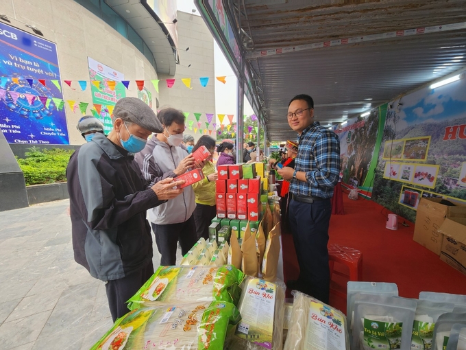 Các sản phẩm OCOP liên quan đến sức khỏe đến từ Bắc Kạn thu hút người cao tuổi. Ảnh: Đinh Mười.