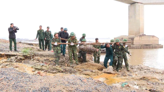 Ban Chỉ huy quân sự TP. Việt Trì phối hợp với lực lượng tiêu hủy bom mìn, vật liệu nổ tồn sót sau chiến tranh của Bộ Chỉ huy Quân sự tỉnh đã di dời quả bom đi tiêu hủy.