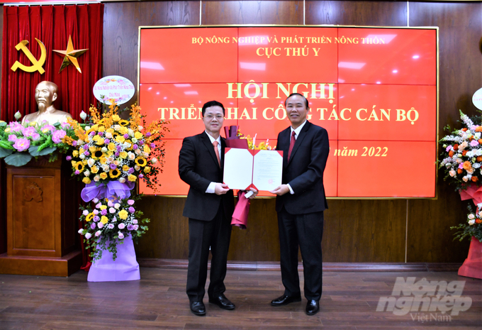 Thứ trưởng Phùng Đức Tiến (phải) trao Quyết định bổ nhiệm chức danh Cục trưởng Cục Thú y cho ông Nguyễn Văn Long. Ảnh: Phạm Hiếu.