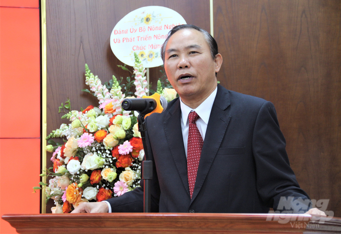 Thứ trưởng Phùng Đức Tiến phát biểu chúc mừng Cục trưởng Nguyễn Văn Long. Ảnh: Phạm Hiếu.