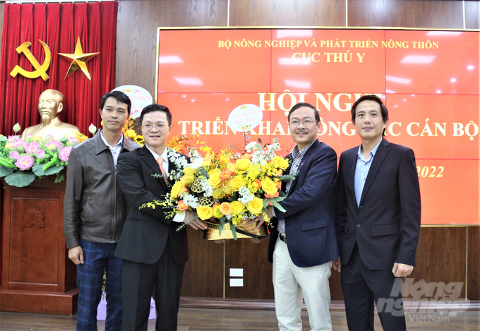 Lãnh đạo Báo Nông nghiệp Việt Nam tặng hoa chúc mừng Cục trưởng Cục Thú y Nguyễn Văn Long. Ảnh: Phạm Hiếu.