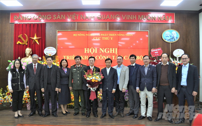 Đại diện các cơ quan, đơn vị tặng hoa, chúc mừng Cục trưởng Nguyễn Văn Long. Ảnh: Phạm Hiếu.